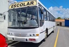 Bandidos assaltam ônibus escolar com 30 crianças e ameaçam matar aluno, no Agreste