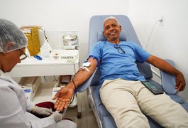 Doador alagoano realiza 60ª doação de sangue e recebe homenagem no Hemoal