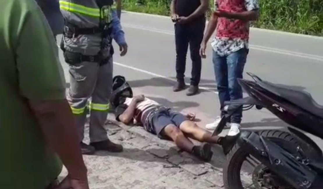Batida deixa motociclista ferido nas proximidades da entrada do Brisa do Lago