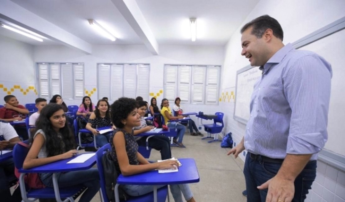 Governador anuncia rateio de recursos do Fundeb para 12 mil professores e monitores