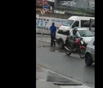 Vídeo. Funcionário de empresa de ônibus é flagrado tapando buracos em Arapiraca