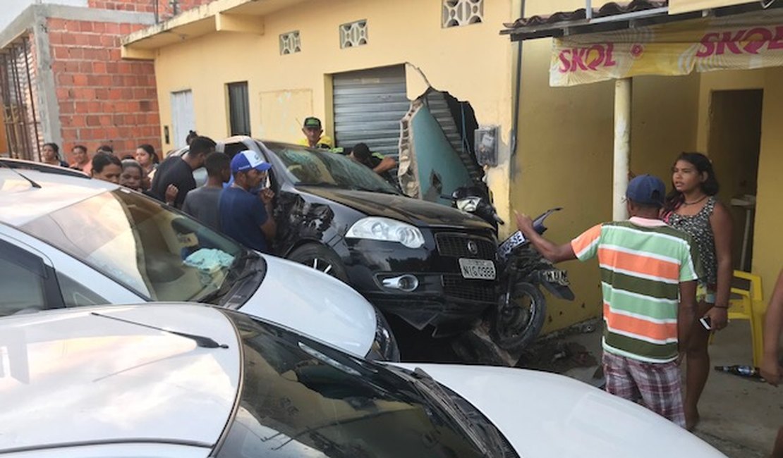 Mulher perde controle da direção, colide com três veículos e derruba fachada de loja em Marechal