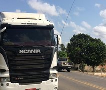 Motocicleta colide com caminhão carregado de biscoito na rodovia AL-115