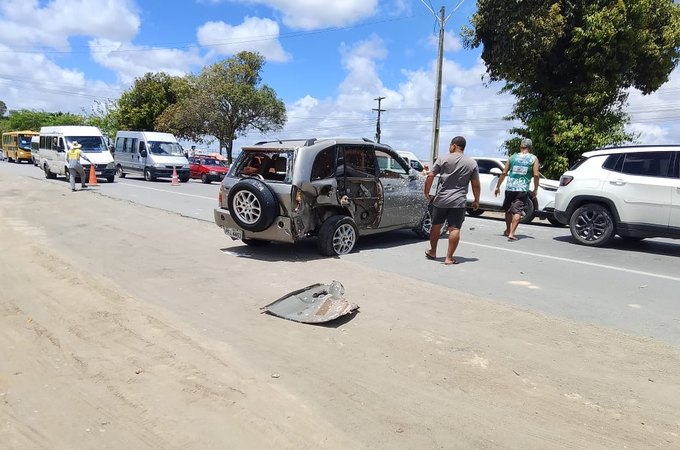 Três policiais ficam feridos após viatura colidir com reboque na contramão em Rio Largo