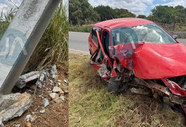 Motorista perde controle de veículo e colide contra poste de energia elétrica em Arapiraca