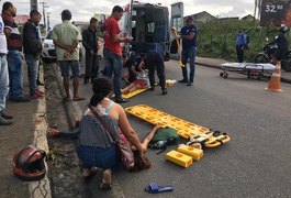 Jovem e criança ficam gravemente feridas após caminhão colidir com bicicletas na Ladeira do Claudionor, em Arapiraca
