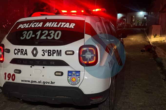 Ataque a tiros em frente a lavanderia deixa homem morto e outro ferido no Manoel Teles