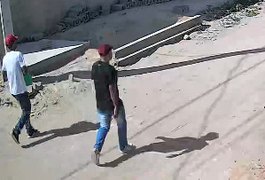 Homem e criança são deixados a pé e assaltantes fogem com moto em Arapiraca: 'Mão na cabeça, é polícia'