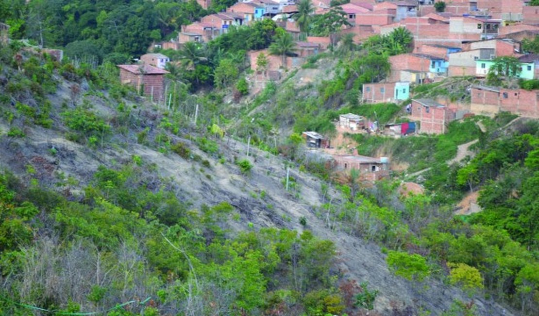 Menina de 10 anos é ferida durante tiroteio no Barro Duro, em Maceió