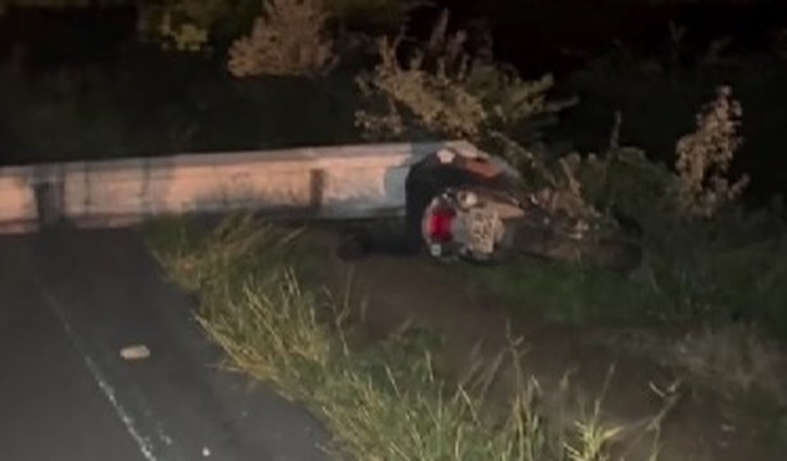 Grave colisão de moto em poste deixa homem morto na AL 145, no Sertão de Alagoas