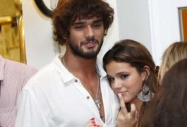 Sem perder o charme, Marquezine mostra dedo do meio para fotógrafo