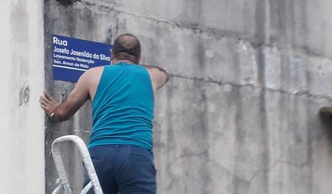 VÍDEO. Moradores do Arnon de Melo se unem e confeccionam placas de identificação das ruas do bairro