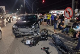 Após conversão proibida, carro atinge moto e deixa homem ferido, em Arapiraca
