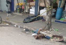 Homem é encontrado morto na porta de uma loja, no Mercado Público de Arapiraca