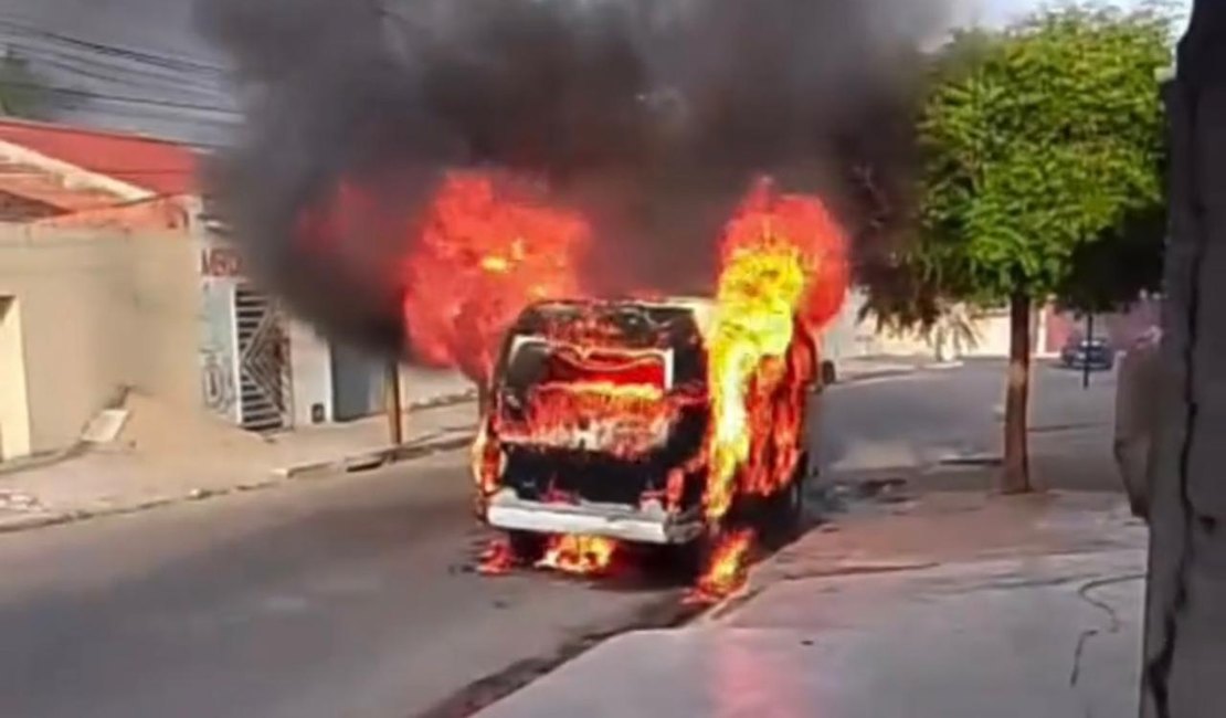 Kombi pega fogo após pane elétrica, no bairro Cavaco em Arapiraca