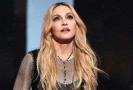 Madonna pede para bailarino beijar seus pés, diz jornal