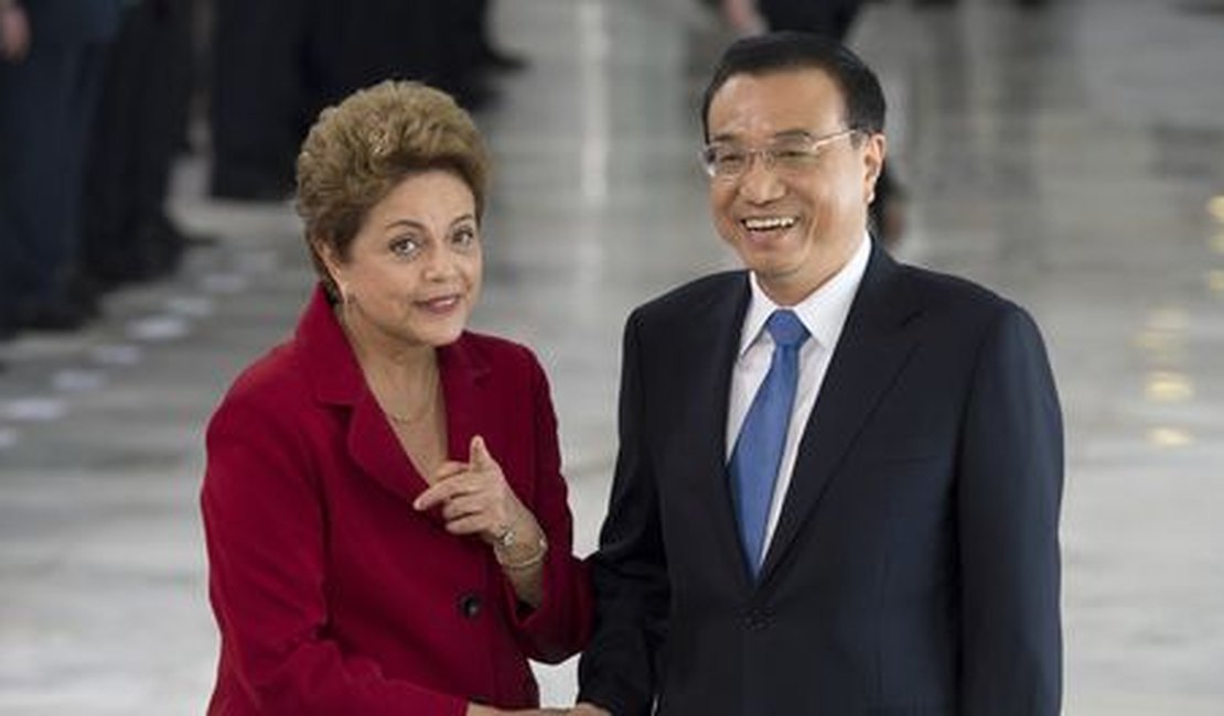 Primeiro-ministro chinês chega ao Brasil e é recebido por Dilma