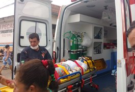 Homem fica ferido após colisão entre carro e moto no bairro Primavera, em Arapiraca