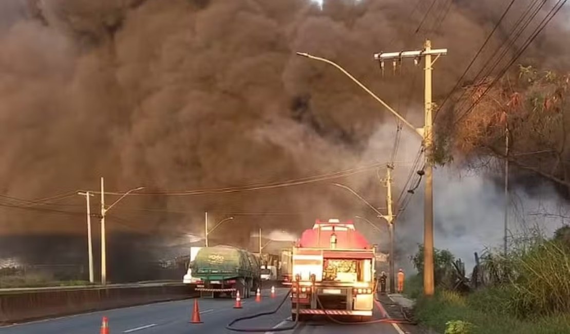 Incêndio de grandes proporções atinge lote com materiais recicláveis em Contagem