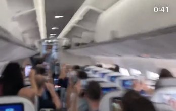 Bolsonaro é hostilizado em avião com gritos de “Genocida” e “Fora Bolsonaro”
