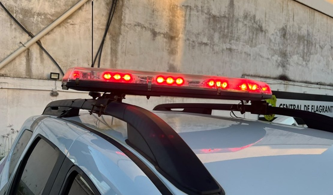 Polícia prende homens por furto em supermercado na Ponta Verde, em Maceió