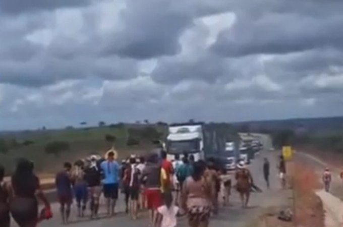 Indígenas da Aldeia Karapotó Plaki-ô fecham trecho da BR-101, em São Sebastião