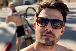 Ator de 'Meninas Malvadas' é traído por reflexo de xícara e mostra partes íntimas nas redes