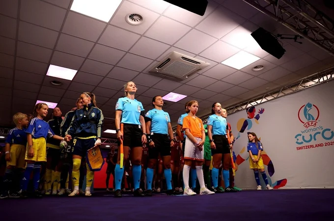 Trio de árbitras brasileiras comemora chance na semifinal da Euro Feminina