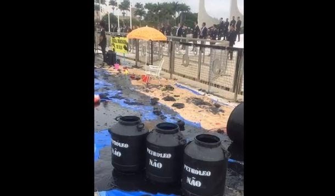 Manifestantes protestam no Planalto e jogam óleo para alertar sobre a  tragédia ambiental