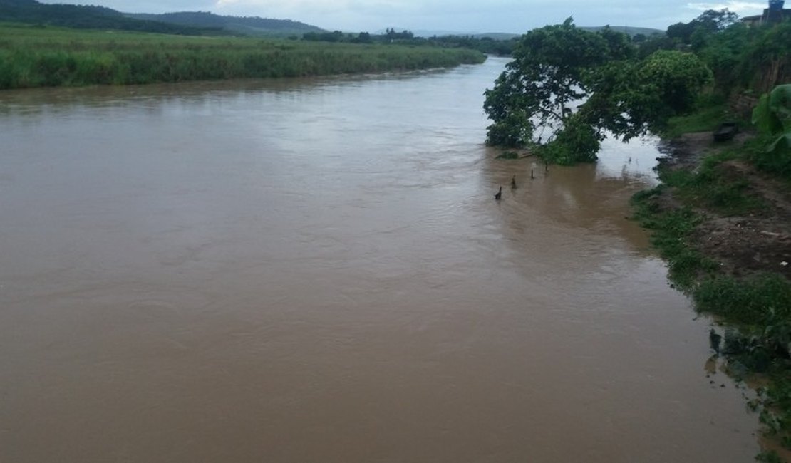 Fortes chuvas devem continuar nas próximas 12 horas e rios podem transbordar, afirma Defesa Civil Estadual