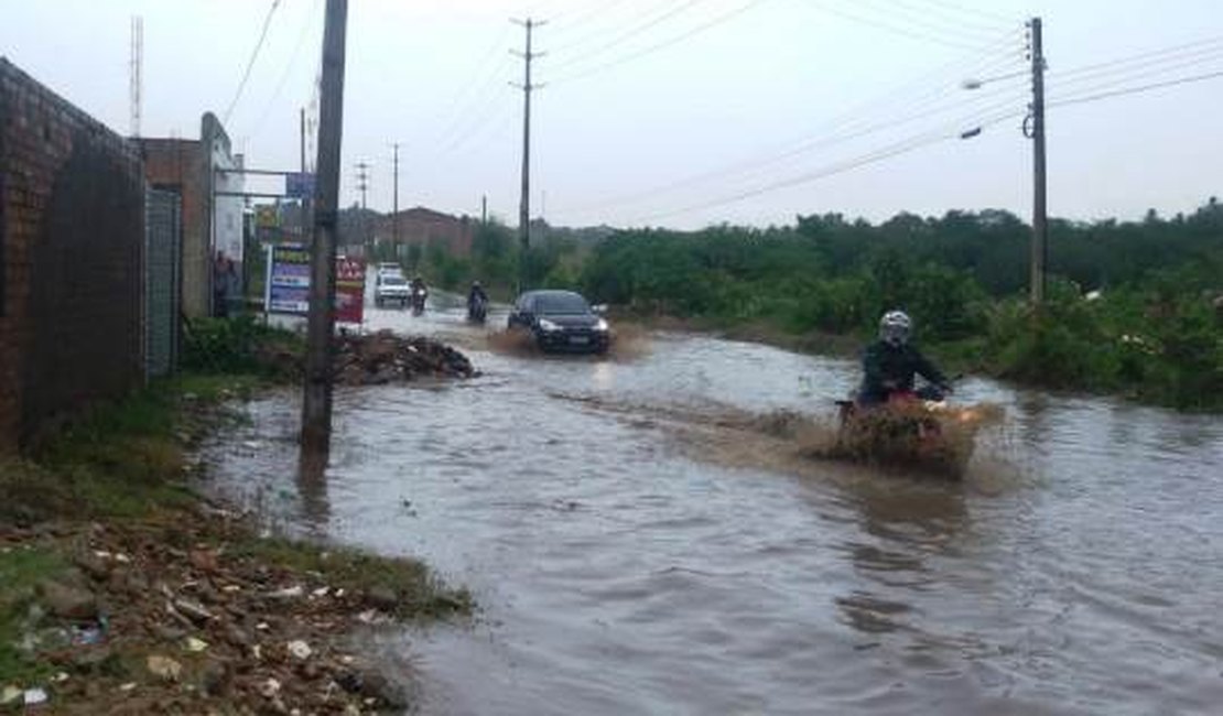 Alagamentos causam transtornos para moradores do bairro Olho d'Água dos Cazuzinhos, em Arapiraca