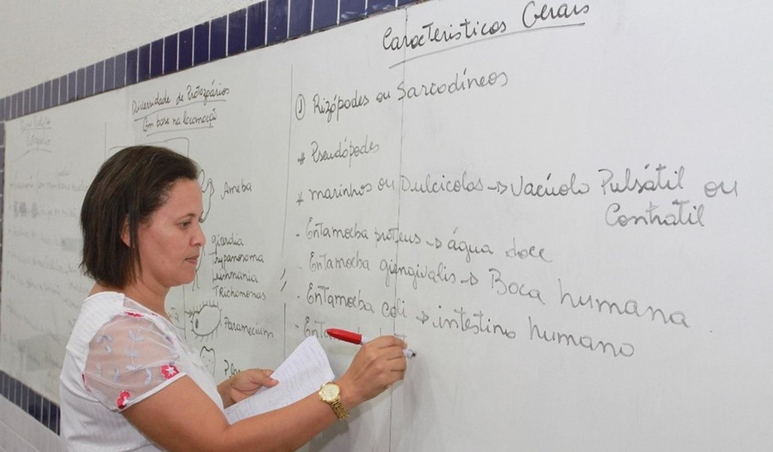 Após 20 anos de espera, servidores da Educação de Alagoas recebem reajuste no PCC