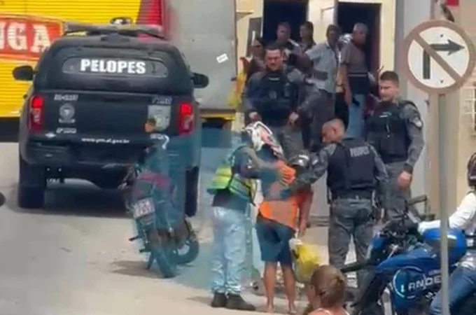 Passageira de mototaxista fica ferida após veículo passar por britas espalhadas pela rua e derrapar em Arapiraca