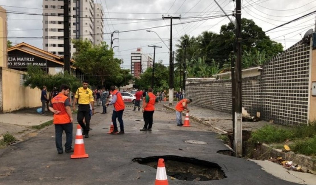 Asfalto cede e Defesa Civil evacua bloco de apartamentos no Pinheiro