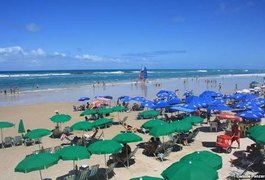 Órgãos ambientais fecham barracas na Praia do Francês, em Alagoas