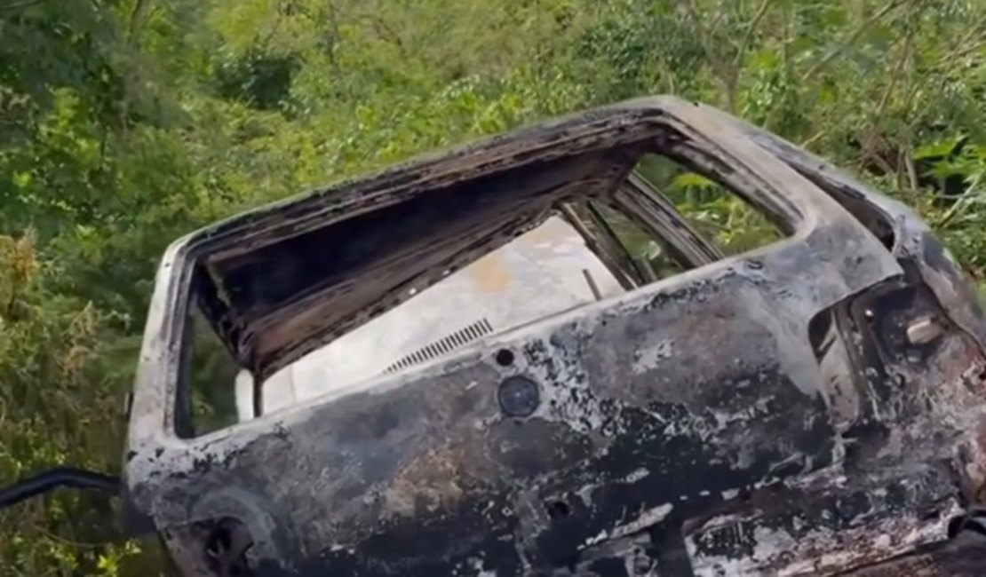 Fiat Uno é encontrado carbonizado em estrada vicinal nas imediações do bairro Massaranduba