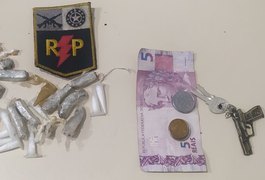 Polícia prende jovem de 21 anos por tráfico de drogas no bairro Canafístula, em Arapiraca