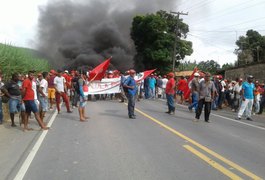 Manifestantes bloqueiam rodovias no interior de Alagoas contra a prisão de Lula