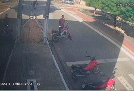 Motocicleta é furtada em plena luz do dia em Taquarana; crime foi flagrado por câmeras