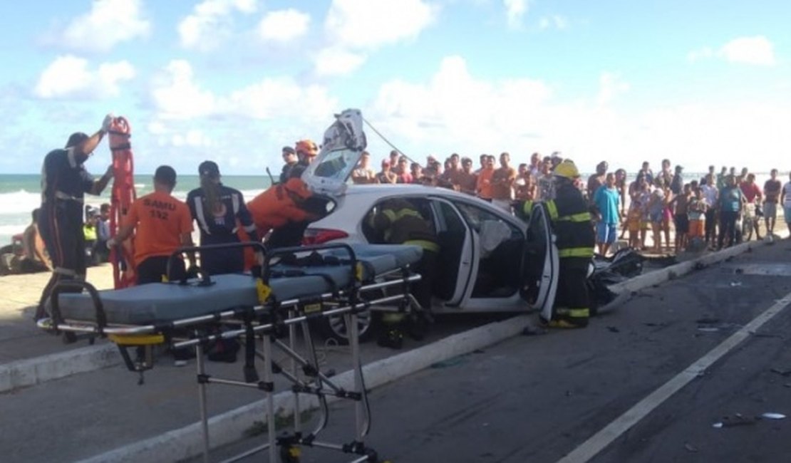 Colisão frontal entre dois carros deixa quatro pessoas feridas em Maceió