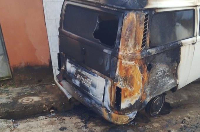 Palmeira dos Índios: Kombi fica em chamas durante a madrugada