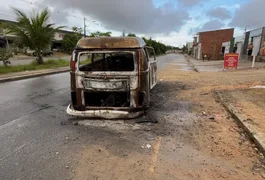 Carcaça de Kombi incendiada permanece em avenida e preocupa moradores em Maceió