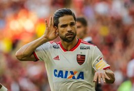Flamengo vence com gols de Diego e Paquetá e volta à liderança