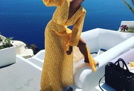 Juliana Paes tira onda e posta foto bebendo champanhe na Grécia