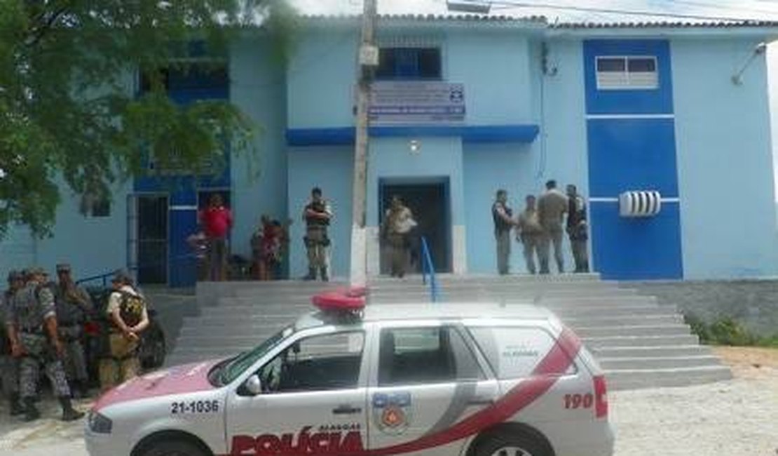 Policiais evitam fuga de detentos em delegacia no Sertão alagoano