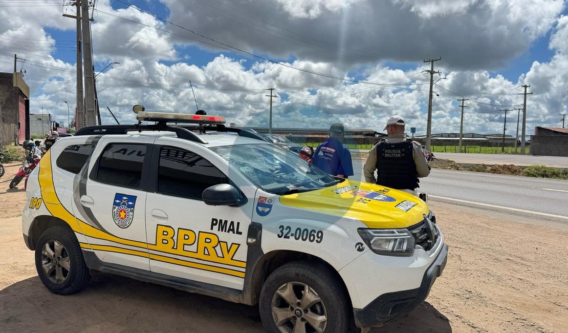 Casal é atingido por carro e fica ferido na AL-110, no bairro Batingas