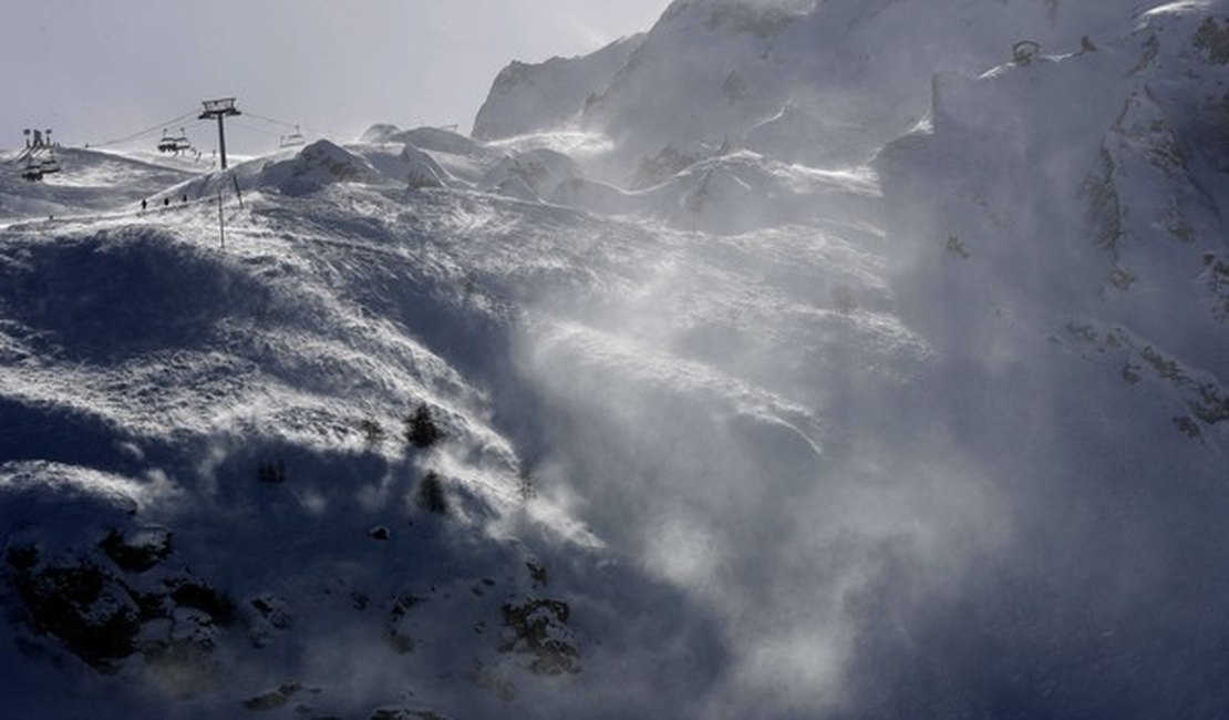 Avalanche atinge esquiadores em estação de esqui na França