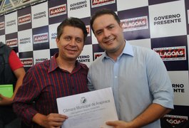 Márcio Marques entrega ao governador carta-documento cobrando melhorias para Arapiraca
