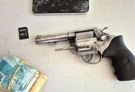 Operações cumprem 34 mandados, prendem 4 e apreendem arma de fogo e dinheiro no Sertão de Alagoas