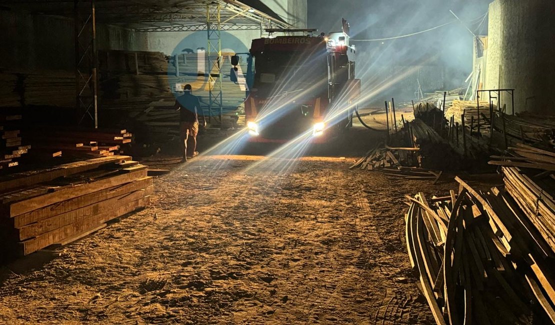Corpo de Bombeiros controla princípio de incêndio em madeireira de Arapiraca